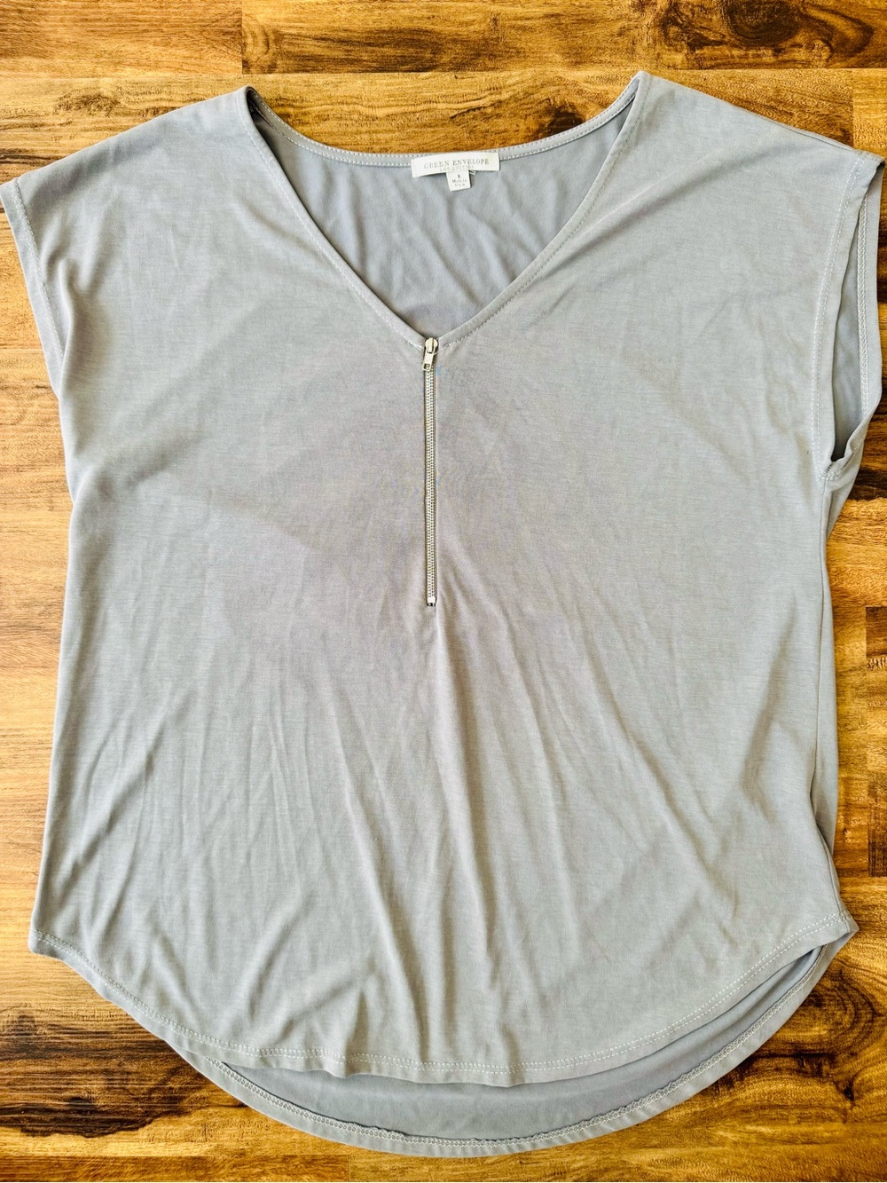 Green Envelope Women's Short Sleeve V-Neck Top with Front Zip - Light Gray sz Lg
